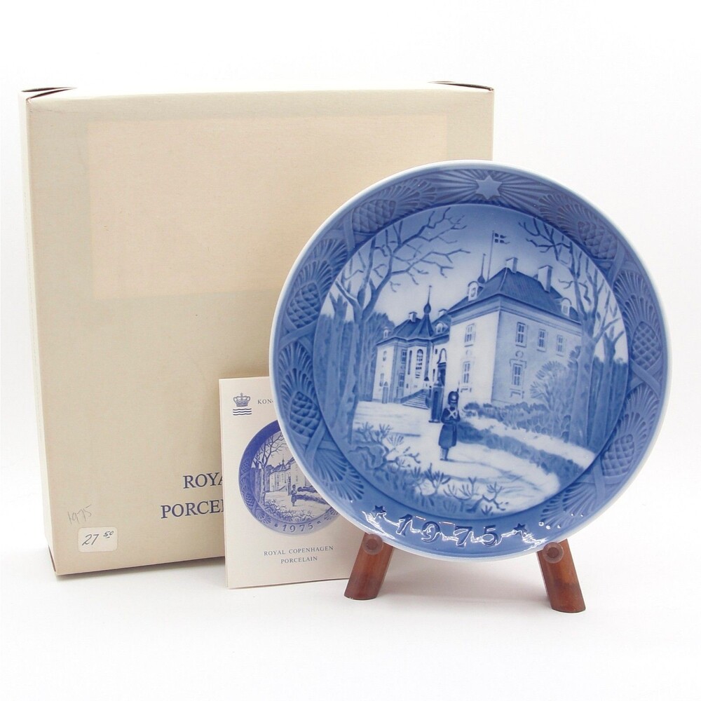 Royal Copenhagen 1975 Christmas Plate Marselisborg Slot Box & Pamphlet